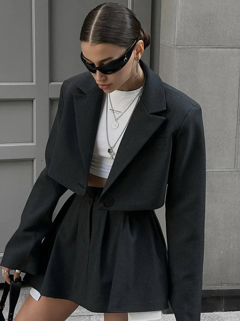 Conjunto Blazer Curto e Mini Saia Plissada