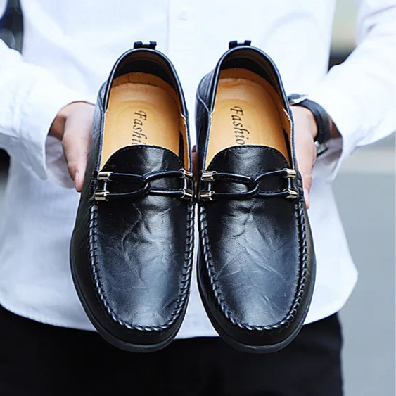 Mocassinos Masculinos em Couro com Detalhes Metalizados