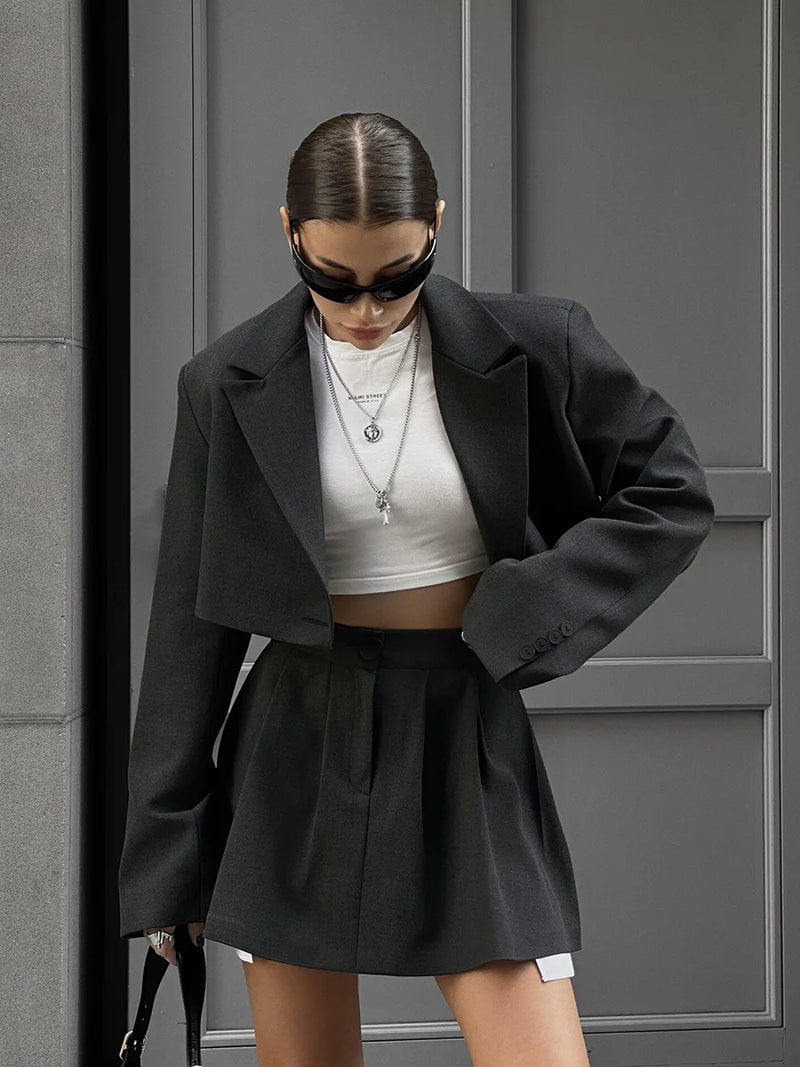 Conjunto Blazer Curto e Mini Saia Plissada