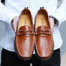 Mocassinos Masculinos em Couro com Detalhes Metalizados