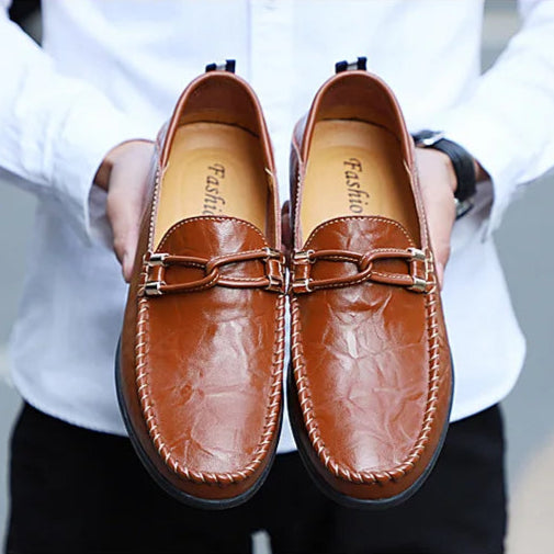 Mocassinos Masculinos em Couro com Detalhes Metalizados