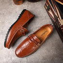 Mocassinos Masculinos em Couro com Detalhes Metalizados