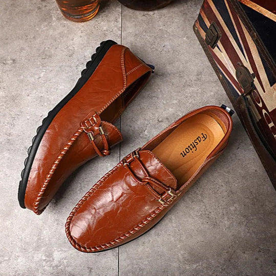 Mocassinos Masculinos em Couro com Detalhes Metalizados