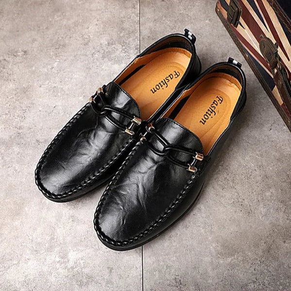 Mocassinos Masculinos em Couro com Detalhes Metalizados