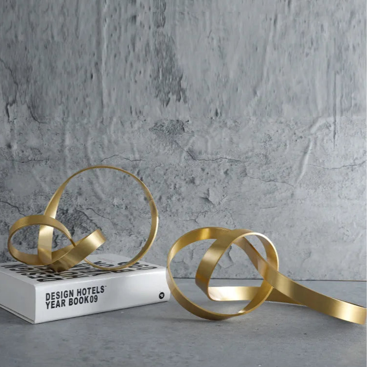 Escultura Decorativa com Linha Dourada