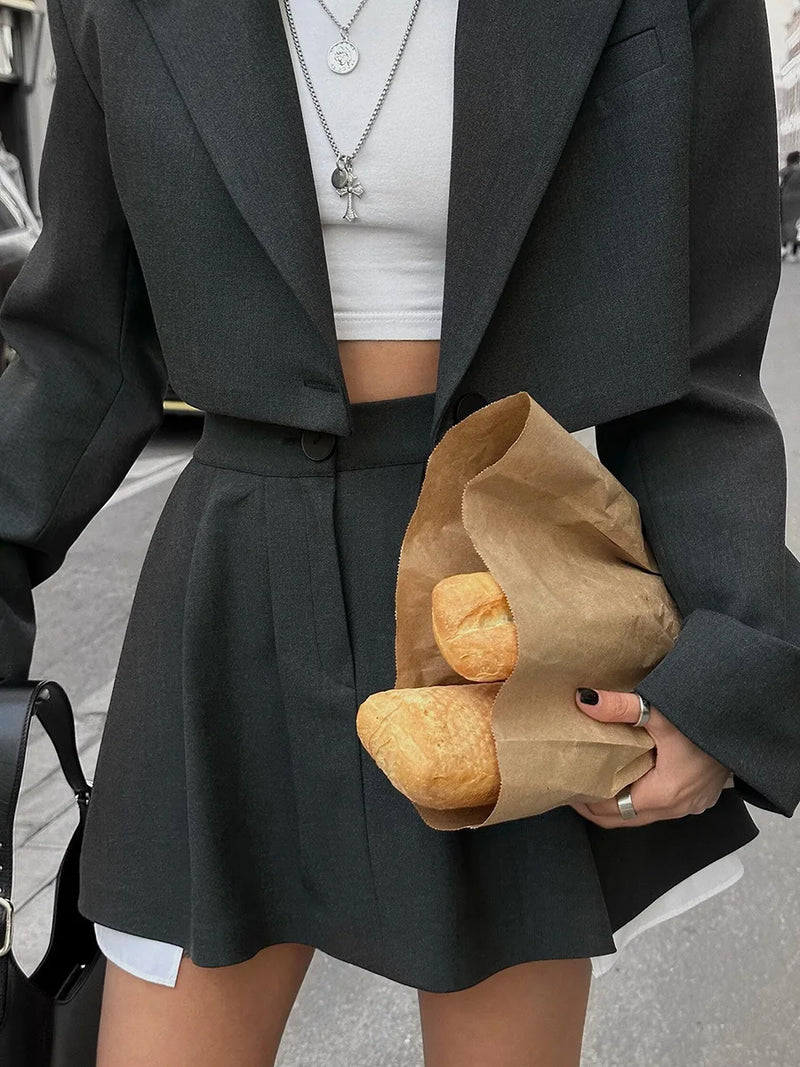 Conjunto Blazer Curto e Mini Saia Plissada