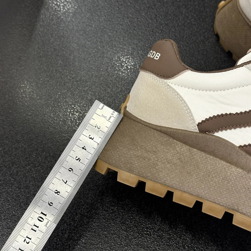 Tênis Feminino em Tons de Marrom