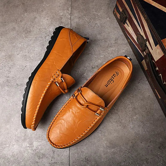 Mocassinos Masculinos em Couro com Detalhes Metalizados