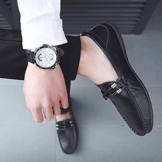 Mocassinos Masculinos em Couro com Detalhes Metalizados